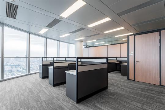 成都办公室改造是企业升级办公环境、提升运营效率的重要举措，涉及合规审批、设计适配、施工管控、环保安全等多个关键环节，结合成都本地政策规范、气候特点与行业实践，每一步都需严谨把控，才能避免踩坑、高效落地。