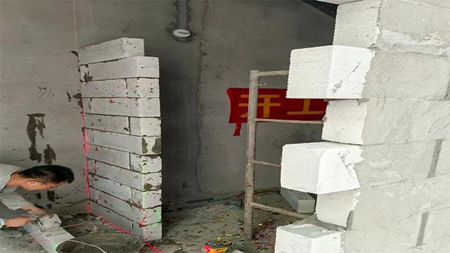 施工人员正在砌墙